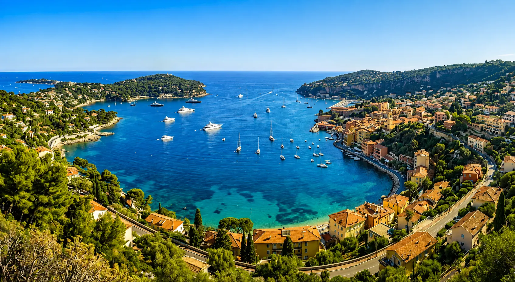 Vue sur la Côte d'Azur au coucher du soleil